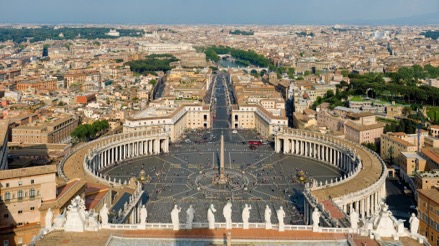 St_Peter's_Square,_Vatican_City_-_April_2007